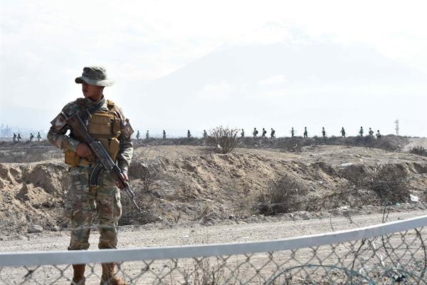 Militares vigilan hoy una zona aledaña al Aeropuerto Internacional Alfredo Rodríguez Ballón, en Arequipa (Perú). EFE/José Sotomayor
