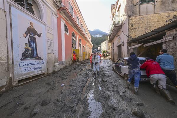 Voluntarios limpian lodo y escombros tras el deslizamiento de tierra en Casamicciola, en la isla de Ischia, Italia, este 1 de diciembre. EFE/EPA/CIRO FUSCO
