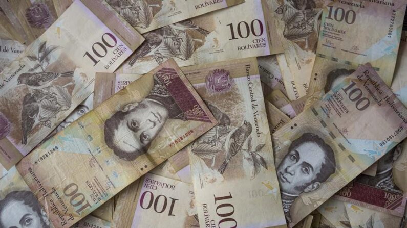 Fotografía de archivo en la que se registró un grupo de billetes de cien bolívares, en Caracas (Venezuela). EFE/Miguel Gutiérrez