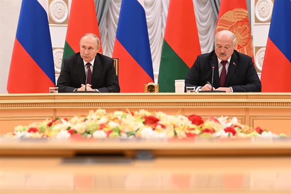 El presidente ruso Vladimir Putin (izq.) y el presidente bielorruso Alexander Lukashenko asisten a una reunión en formato ampliado en el Palacio de la Independencia en Minsk, Bielorrusia, el 19 de diciembre de 2022. (EFE/EPA/PAVEL BEDNYAKOV/SPUTNIK/KREMLIN POOL)