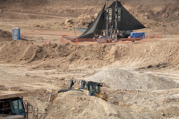 Vista general de los trabajos en la zona de la mina El Pinabete, en el municipio de Sabinas, estado de Coahuila, México, el 8 de diciembre de 2022. EFE/ Miguel Sierra
