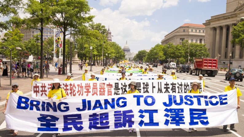Practicantes de Falun Gong marchan en Washington el 14 de julio de 2016, pidiendo que Jiang Zemin, el exlíder que instigó la persecución de Falun Gong en China, sea llevado ante la justicia. (Larry Dye/The Epoch Times)