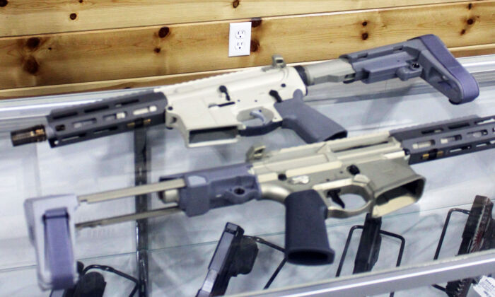 El estado de Tennessee ya no regulará las pistolas basadas en AR15, como estas. Sin embargo, los funcionarios estatales advierten que los reguladores federales están escribiendo reglas para estas armas. (Michael Clements/The Epoch Times)
