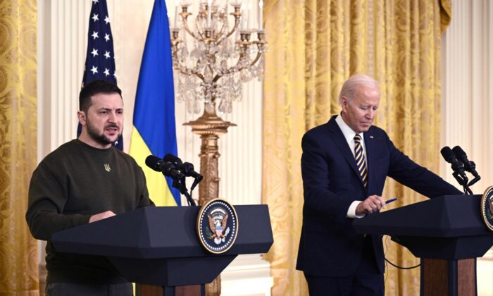 El presidente de Ucrania, Volodymir Zelenski, ofrece una rueda de prensa conjunta con el presidente estadounidense, Joe Biden, en la Sala Este de la Casa Blanca, en Washington, el 21 de diciembre de 2022. (Brendan Smialowski/AFP vía Getty Images)