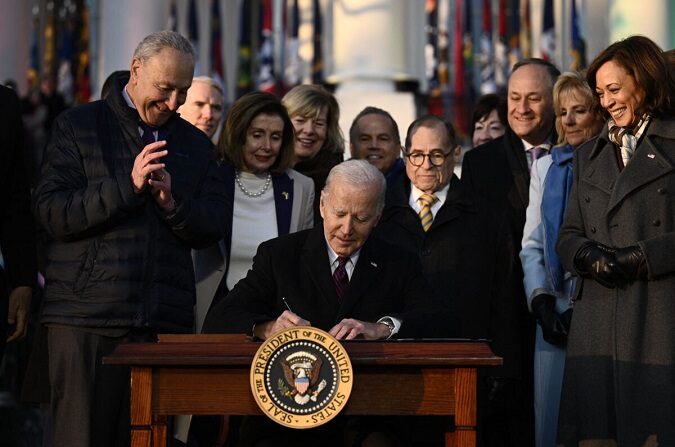 El presidente Joe Biden firma la Ley de Respeto al Matrimonio en la Ley Sur de la Casa Blanca el 13 de diciembre de 2022. (Brendan Smialowski/AFP vía Getty Images)
