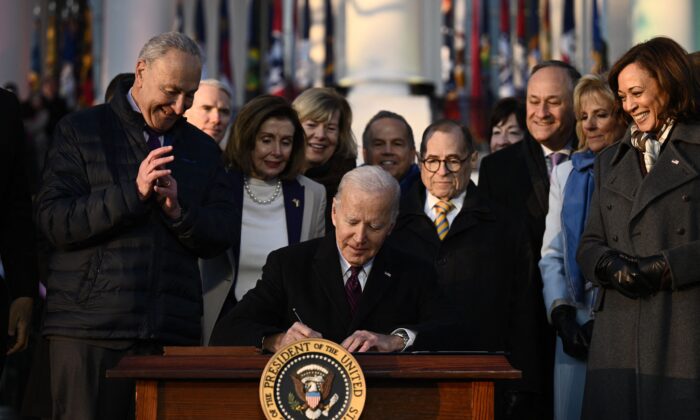 El presidente Joe Biden firma la Ley de Respeto al Matrimonio en la Ley Sur de la Casa Blanca, el 13 de diciembre de 2022. (Brendan Smialowski/AFP a través de Getty Images)