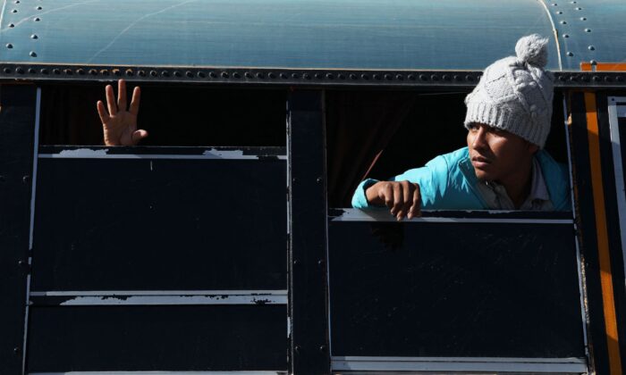 Solicitantes de asilo en una caravana que se dirigía a la frontera entre Estados Unidos y México, en Ciudad Juárez, México, el 11 de diciembre de 2022. (Herika Martinez/AFP/Getty Images)

