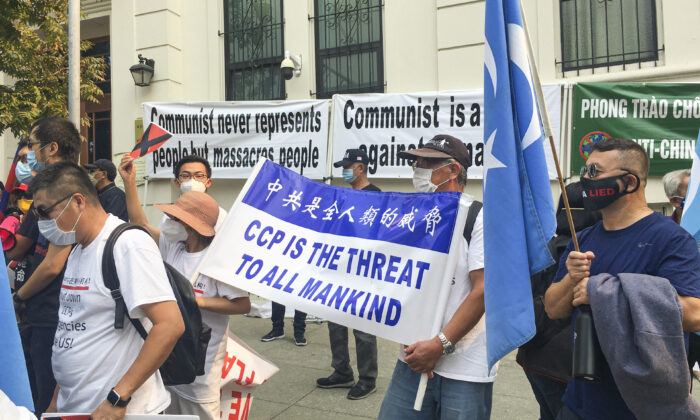 En el Consulado de China en San Francisco se exhiben pancartas para condenar al Partido Comunista Chino en el Día Nacional de China el 1 de octubre de 2020. (Ilene Eng/The Epoch Times)