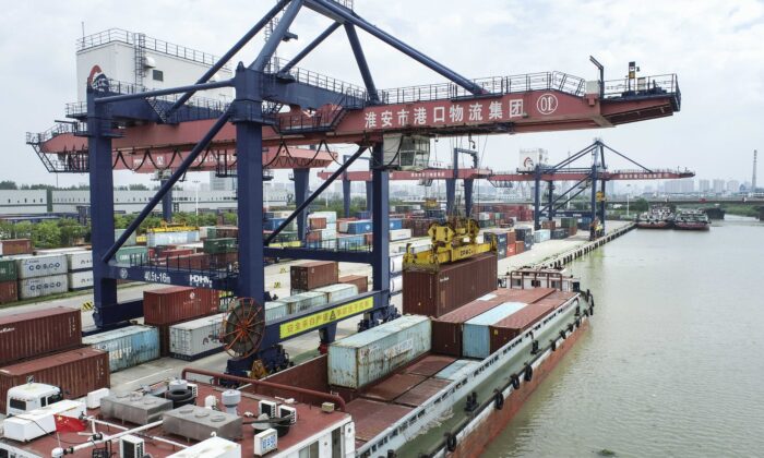 Las operaciones de elevación de contenedores se ven en el nuevo puerto de Huai'an en Huai'an, provincia de Jiangsu, China, el 21 de julio de 2022. (CFOTO/Future Publishing a través de Getty Images)