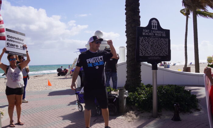 Anthony Gerberg, organizador de Padres por la Libertad, lidera a la multitud que canta "dejen en paz a los niños" en la playa de Fort Lauderdale el 3 de diciembre (Jann Falkenstern, The Epoch Times)