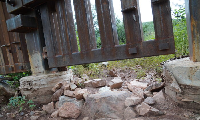 Una gran brecha en la cerca del muro fronterizo brinda fácil acceso a los inmigrantes ilegales que cruzan a Estados Unidos procedentes de México cerca de Douglas, Arizona, el 24 de agosto. (Allan Stein/The Epoch Times)