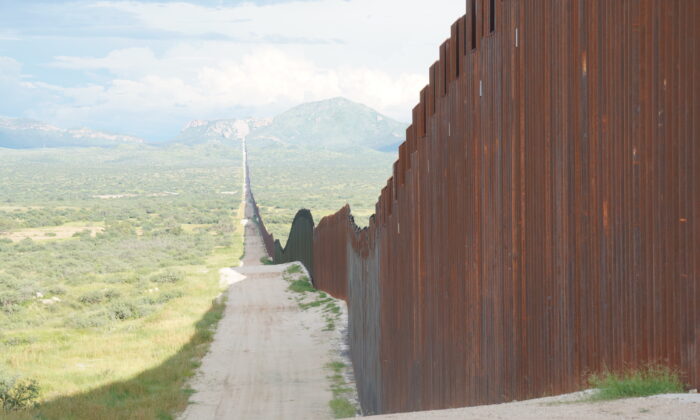 El Roosevelt Easement es un tramo de tierra federal de 60 pies de ancho que abarca tres estados fronterizos de EE. UU., incluido Arizona. Aquí, la servidumbre de tránsito corre paralela al muro fronterizo en Douglas, Arizona, el 24 de agosto de 2022. (Allan Stein/The Epoch Times)