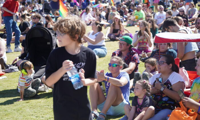 Los niños se preparan para ver a las drag queens actuar en el desfile del orgullo Chattanooga en Chattanooga, Tennessee, el 2 de octubre de 2022. (Jackson Elliott/The Epoch Times)