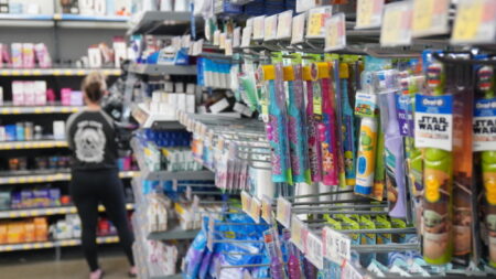 Walmart exhibe artículos explícitos cerca de cepillos para niños como política corporativa, dice empleado