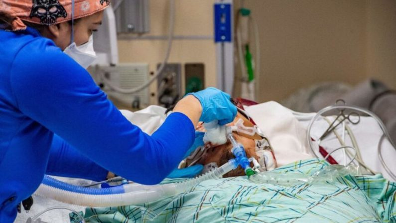 Un trabajador médico trata a un paciente de 40 años no vacunado e intubado que sufre los efectos del Covid-19 en la UCI del Hospital de Hartford en Hartford, Connecticut, el 18 de enero de 2022. (JOSEPH PREZIOSO/AFP vía Getty Images)