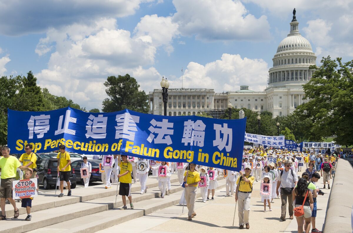 El PCCh sigue persiguiendo a los practicantes de Falun Gong, según comisión de libertad religiosa de EEUU