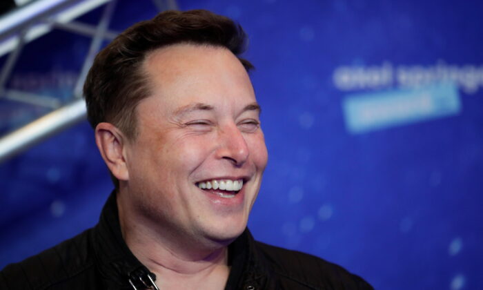El propietario de SpaceX y CEO de Tesla, Elon Musk, se ríe al llegar a la alfombra roja para la ceremonia de los Premios Axel Springer, en Berlín, Alemania, el 1 de diciembre de 2020. (Hannibal Hanschke/POOL/AFP vía Getty Images)