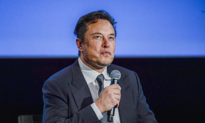 El CEO de Tesla, Elon Musk, mira hacia arriba mientras se dirige a los invitados en la reunión Offshore Northern Seas 2022 (ONS) en Stavanger, Noruega, el 29 de agosto de 2022. (Carina Johansen/NTB/AFP a través de Getty Images)