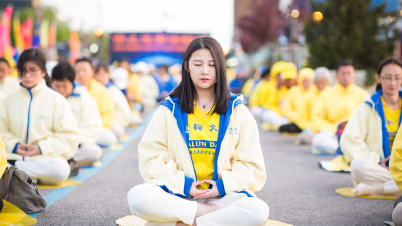 Cientos de practicantes de Falun Gong celebran una vigilia cerca del consulado chino en Nueva York por el Día Mundial de Falun Dafa el 11 de mayo de 2017. (The Epoch Times)
