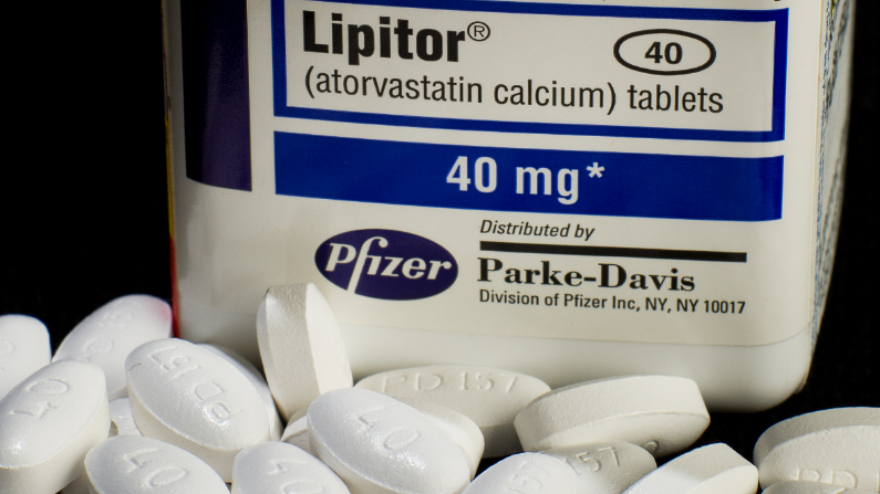 Los comprimidos de Lipitor (atorvastain calcium) fabricados por Pfizer y distribuidos por Parke-Davis se ven el 30 de noviembre de 2011 en Washington, DC. (PAUL J. RICHARDS/AFP vía Getty Images)