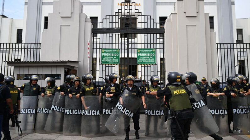 Miembros de la policía peruana montan guardia frente a la Prefectura de Lima, donde presuntamente se encuentra el presidente de Perú, Pedro Castillo, en Lima (Perú), el 7 de diciembre de 2022. (Ernesto Benavides/AFP vía Getty Images)