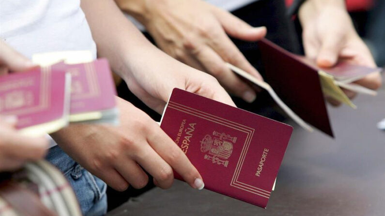 Foto de archivo tomada el 19 de julio de 2006 de personas sosteniendo sus pasaportes españoles. EFE/Ali Haidar