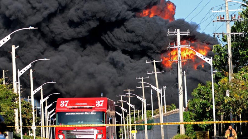 Fotografía de un incendio en un depósito de combustible en la zona industrial de Barranquilla (Colombia). EFE/ Oscar Berrocal