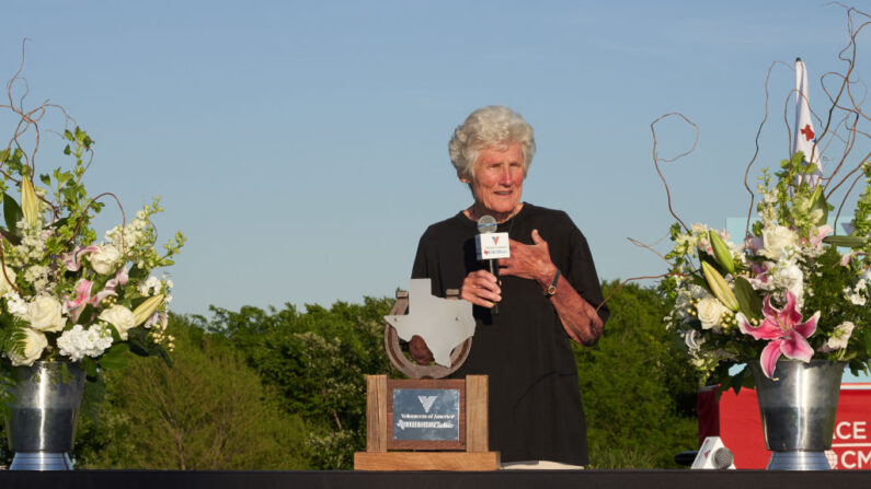 Kathy Whitworth habla en la presentación del trofeo después del 2018 Volunteers of America LPGA Texas Classic en Old American Golf Club el 6 de mayo de 2018 en The Colony, Texas (EE.UU.). (Darren Carroll/Getty Images)