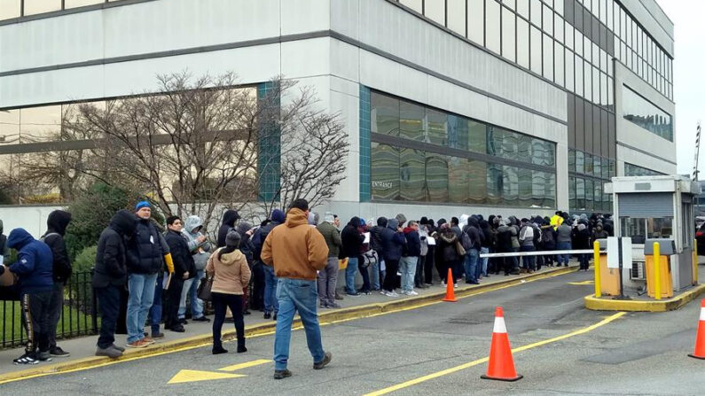 Imagen de archivo que muestra a varias personas haciendo largas colas para solicitar un carné de conducir en las oficinas del Departamento de Vehículos de Motor en Nueva York (EE.UU.). EFE/Ruth Hernández
