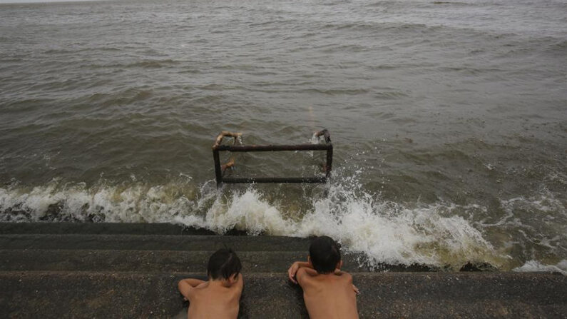 Fotografía de archivo donde se muestra a dos niños jugando con las olas que produce el lago Pontchartrain en Nueva Orleans, Louisiana (EE.UU.). EFE/ Dan Anderson
