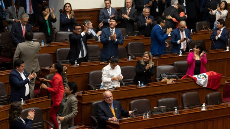 Congresistas peruanos reaccionan tras la votación para la destitución del presidente Pedro Castillo en Lima (Perú) el 7 de diciembre de 2022. (Cris Bouroncle/AFP vía Getty Images)