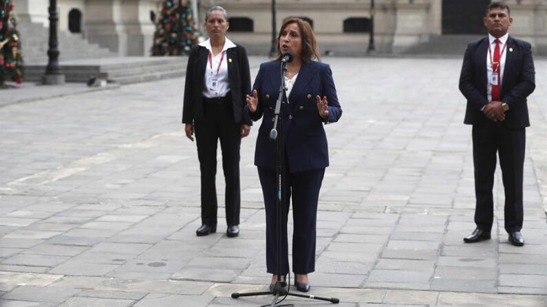 La nueva presidenta de Perú, Dina Boluarte, ofrece declaraciones en el Palacio de Gobierno en Lima (Perú). EFE/ Paolo Aguilar