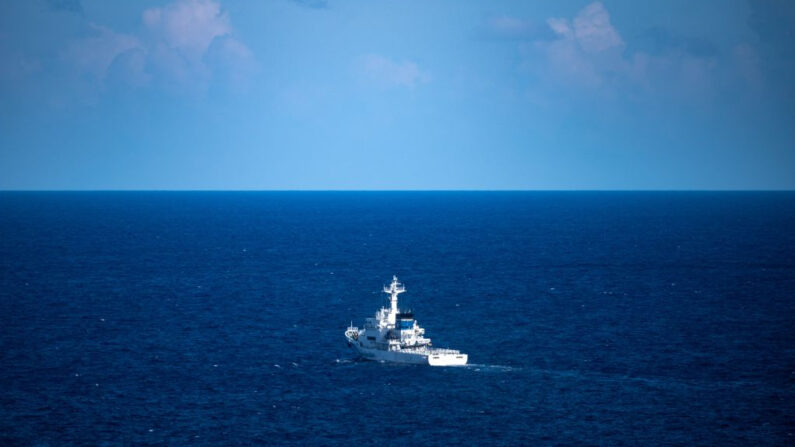 Esta imagen tomada el 18 de agosto de 2022 muestra un buque de la Guardia Costera de Japón patrullando las aguas de la isla de Yonaguni, en la prefectura de Okinawa. (Philip Fong/AFP vía Getty Images)