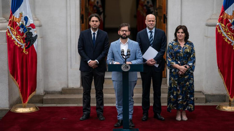 Fotografía cedida por la Presidencia de Chile que muestra al mandatario Gabriel Boric (2i), junto a la ministra Secretaria General de la Presidencia, Ana Lya Uriarte (d), durante un encuentro con el presidente de la Cámara de Diputados, Vlado Mirosevic (i), y el presidente del Senado, Álvaro Elizalde (2d), el 13 de diciembre de 2022, en el palacio de La Moneda, en Santiago (Chile). Boric dijo este martes que "valora" el acuerdo para iniciar un nuevo proceso constituyente alcanzado la víspera por las fuerzas políticas y pidió "estar a la altura" y "aprender de experiencias recientes". EFE/ Presidencia De Chile