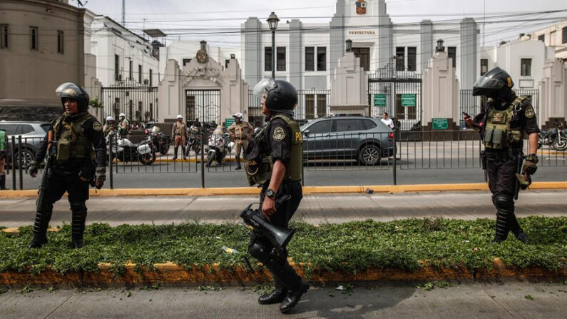Policías vigilan la Prefectura donde se encuentra el presidente Pedro Castillo el 7 de diciembre de 2022, en Lima (Perú). EFE/ Aldair Mejía