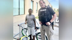 Policía ayuda a mejorar la conducta de un niño sin bicicleta que solía meterse en problemas