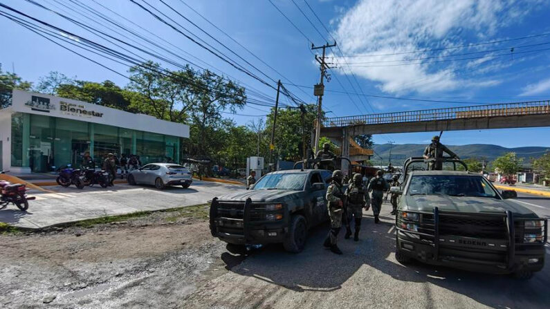 Miembros del Ejército Mexicano y Policías Municipales resguardan la zona donde un grupo armado asesinó a un grupo de personas, en Guerrero (México). Imagen de archivo. EFE/ José Luis de la Cruz