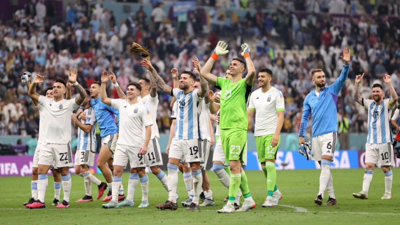 Los jugadores de Argentina aplauden a los aficionados después de la victoria del equipo por 3-0 en el partido de semifinales de la Copa Mundial de la FIFA Qatar 2022 entre Argentina y Croacia en el Estadio Lusail el 13 de diciembre de 2022 en la ciudad de Lusail, Qatar. (Clive Brunskill/Getty Images)