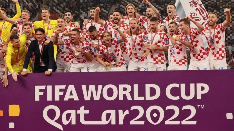 Los jugadores de Croacia celebran con sus medallas después de ganar el partido de fútbol por el tercer puesto de la Copa Mundial Qatar 2022 entre Croacia y Marruecos en el Estadio Internacional Khalifa en Doha el 17 de diciembre de 2022. (Karim Jaafar/AFP vía Getty Images)