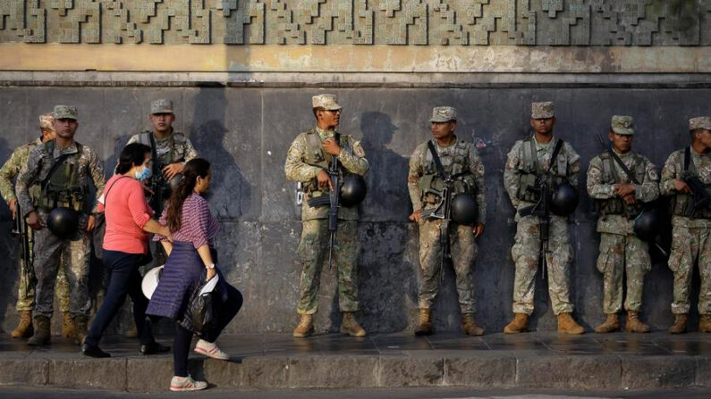 Soldados vigilan una céntrica calle, el 17 de diciembre de 2022, durante las protestas que exigen el cierre del Congreso, la convocatoria de elecciones generales y una nueva Constitución, en Lima (Perú). EFE/ Bienvenido Velasco