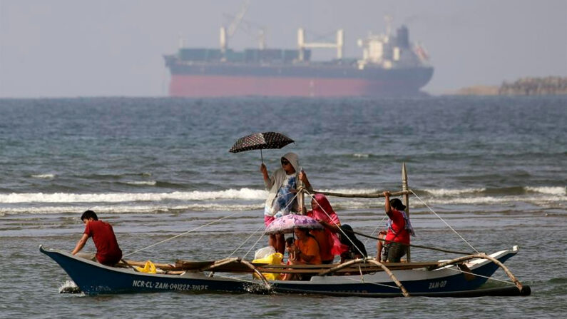 Filipinos montan en un barco pesquero mientras se adentran en el mar en la ciudad de Masinloc, provincia de Zambales, Filipinas, 13 de diciembre de 2022. EFE/EPA/Francis R. Malasig 
