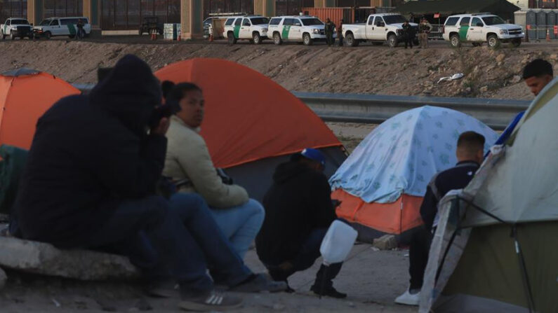 Migrantes venezolanos acampan a orillas del Río Bravo en Ciudad Juárez, Chihuahua (México). Imagen de archivo. EFE/ Luis Torres
