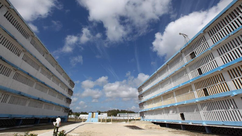 Imagen de archivo de dos edificios de la prisión Combinado del Este, en La Habana (Cuba). EFE/Alejandro Ernesto