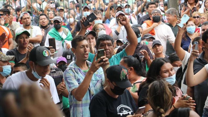 Personas esperan afuera de la sede del Comité Pro Santa Cruz las resoluciones de la Asamblea de la Cruceñidad reunida el 29 de diciembre de 2022 en Santa Cruz (Bolivia). EFE/Juan Carlos Torrejón