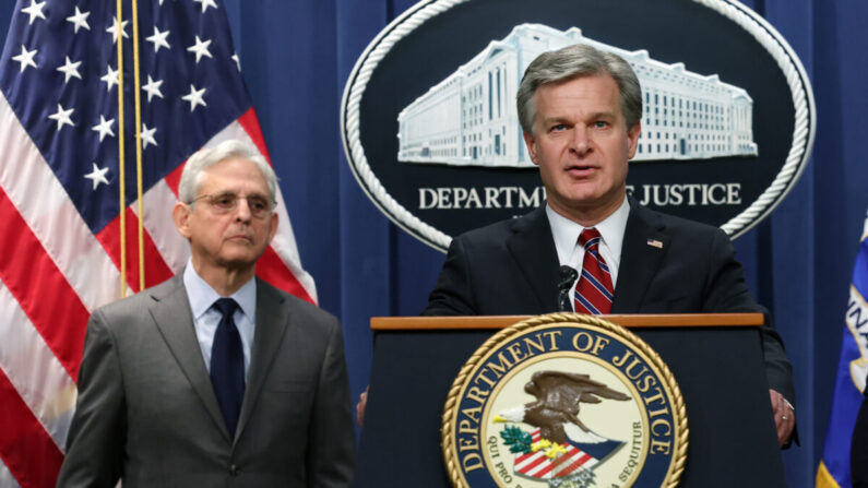 El director del FBI Christopher Wray (D) y el fiscal general Merrick Garland hablan en una conferencia de prensa en el Departamento de Justicia en Washington el 24 de octubre de 2022. (Kevin Dietsch/Getty Images)