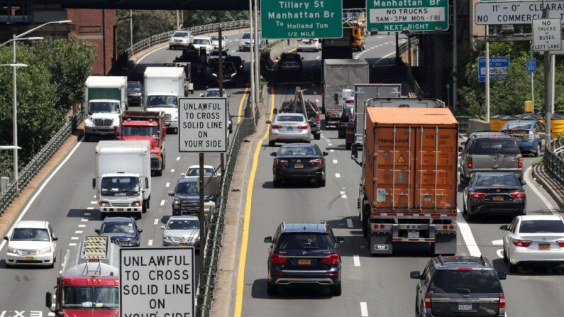 El tráfico se mueve a lo largo de la autopista Brooklyn-Queens, el 2 de agosto de 2018 en la ciudad de Nueva York. (Drew Angerer/Getty Images)