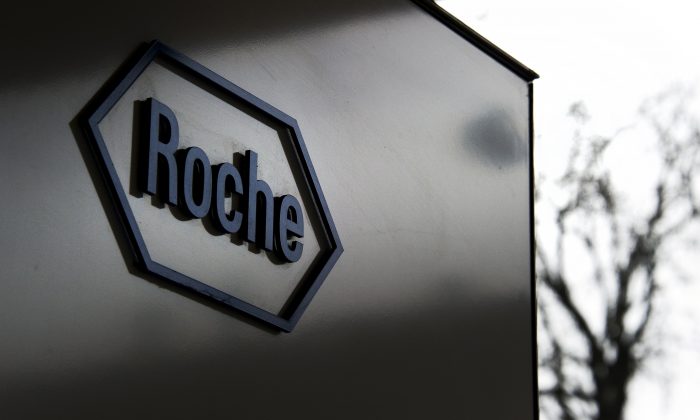 El logotipo del gigante farmacéutico suizo Roche en Basilea, el 2 de febrero de 2011. (Fabrice Coffrini/AFP/Getty Images)
