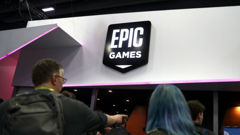 Los asistentes caminan por el stand de Epic Games en la Conferencia de Desarrolladores de Juegos GDC 2019 el 20 de marzo de 2019 en San Francisco, California. La GDC se extiende hasta el 22 de marzo. (Justin Sullivan/Getty Images)