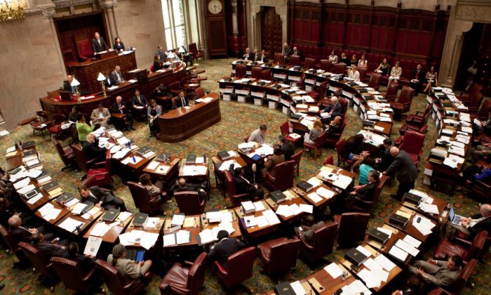 El Senado del Estado de Nueva York debate legislación en la cámara del Senado el 16 de junio de 2011 en Albany, Nueva York. (Foto de Matthew Cavanaugh/Getty Images)