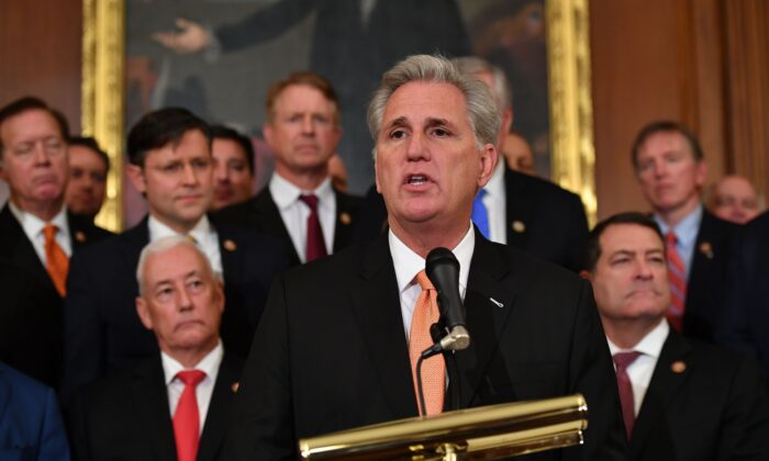 El líder de la minoría de la Cámara de Representantes, Kevin McCarthy (R-Calif.), habla durante una conferencia de prensa sobre el proceso del impeachment en la Sala Rayburn del Capitolio de EE. UU. en Washington, el 31 de octubre de 2019. (Mandel Ngan/AFP vía Getty Images)